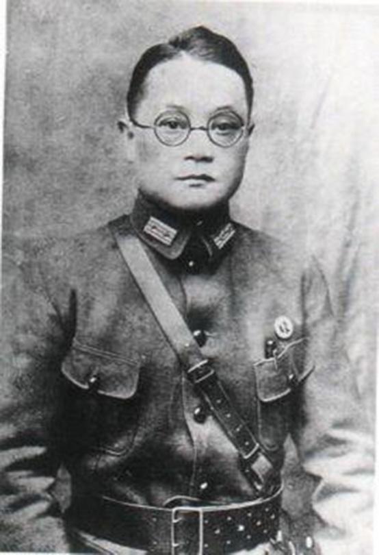 1949年，国军上将潘文华决定起义，却发现七姨太是特务，为了不打草惊蛇，他对七姨