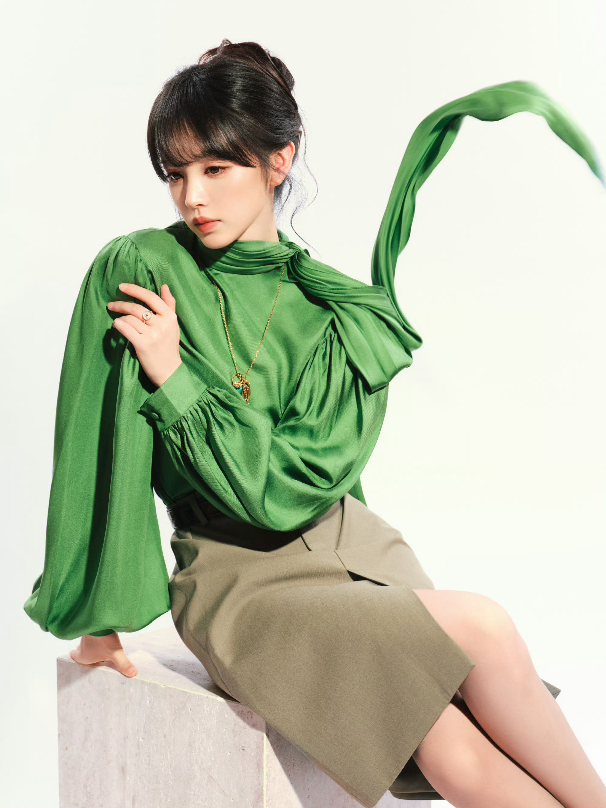 田曦薇身着古驰2026早春系列，携全新GucciVanity系列包袋优雅亮相上海