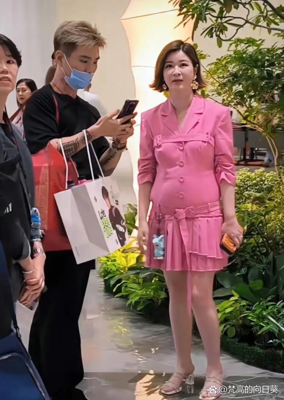 杜华上身这套模特同款粉色套装，对比图片落差实在太大，效果不忍直视。