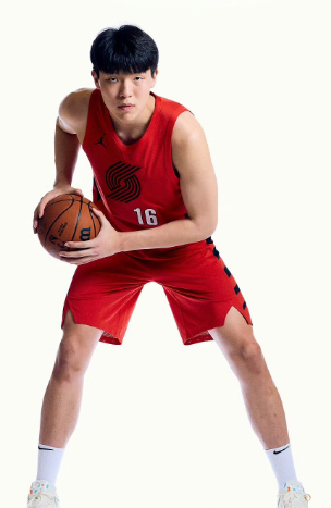 杨瀚森最大不足是身体对抗能力，他要精简进攻动作。每次单打的动作就像机器人，太制式