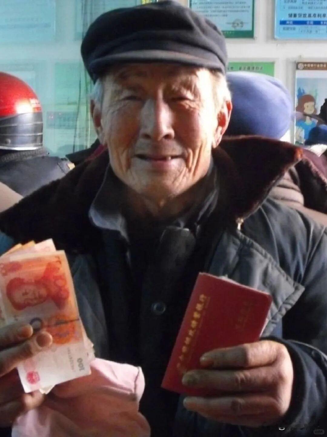 居民养老金平均化就好了，看现在的养老金富的富着流油，穷的穷要命。富的富着流油