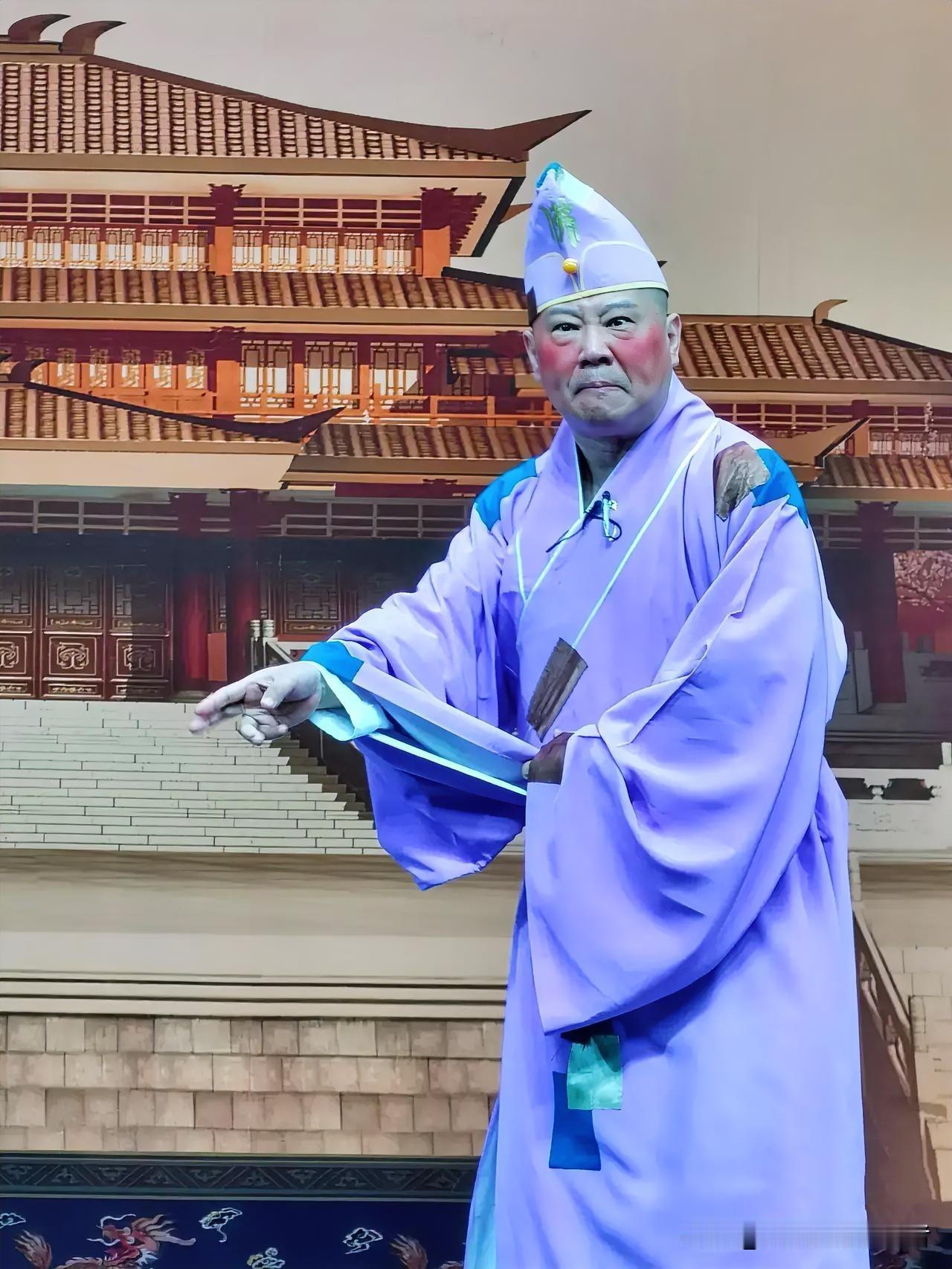 郭德纲最近有点烦,不是德云社票卖不出去了,也不是郭麒麟出问题了,而是因为相声