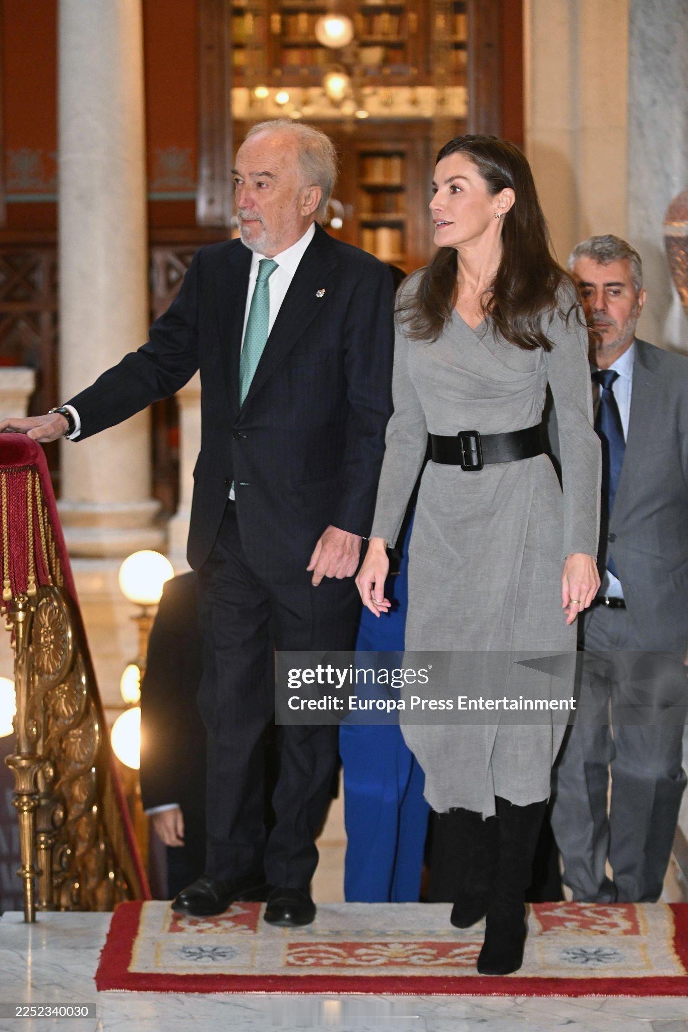 12.17西班牙王后莱蒂齐亚出席周年庆活动，裙子来自Cortana