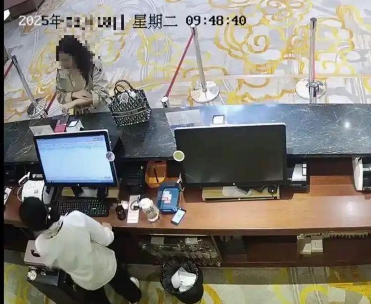 女子在上海旅游一个月，住酒店没花一分钱，每次都故意抓红自己的皮肤，然后以皮肤过敏