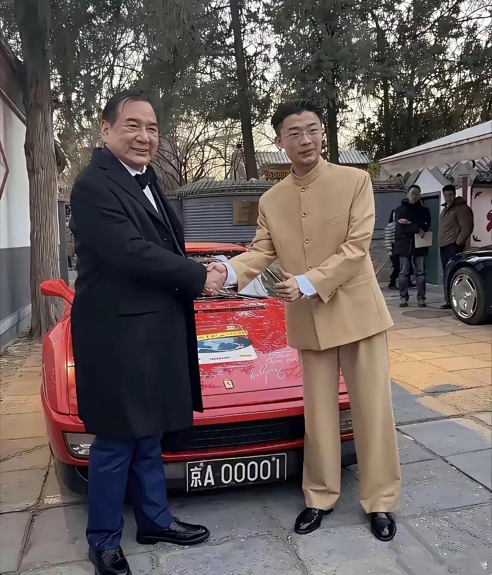 虽然小学毕业，但是已混到了京圈富豪里，自由出入北京大学。有钱真好。