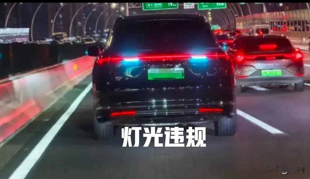 辅助驾驶小蓝灯被禁！近期交通部门称因为“小蓝灯”违法，新车设计出厂的车辆将禁止安