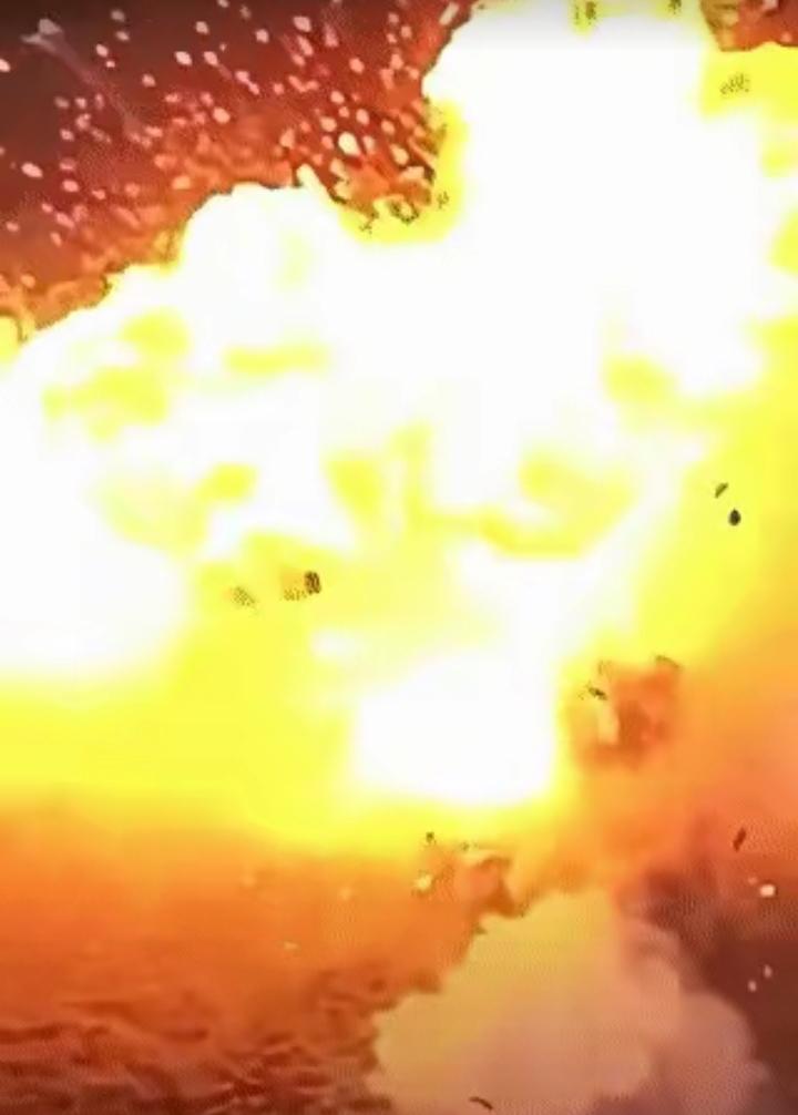 在乌克兰战场上看到惨烈的一幕！价值这一千万美元的俄军坦克就这样被炸没有了。一辆俄