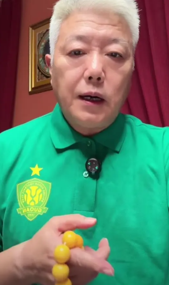 这位北京老大哥被气的直飙脏话，他直言，河南赢的不是北京的国安，是李明的国安。接着