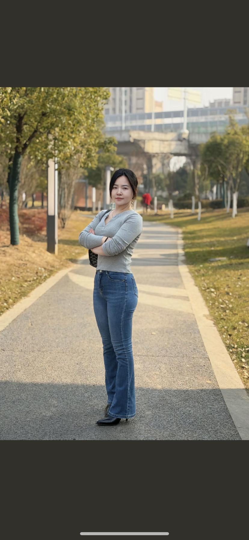 绿树阴中见，芳草路旁行。