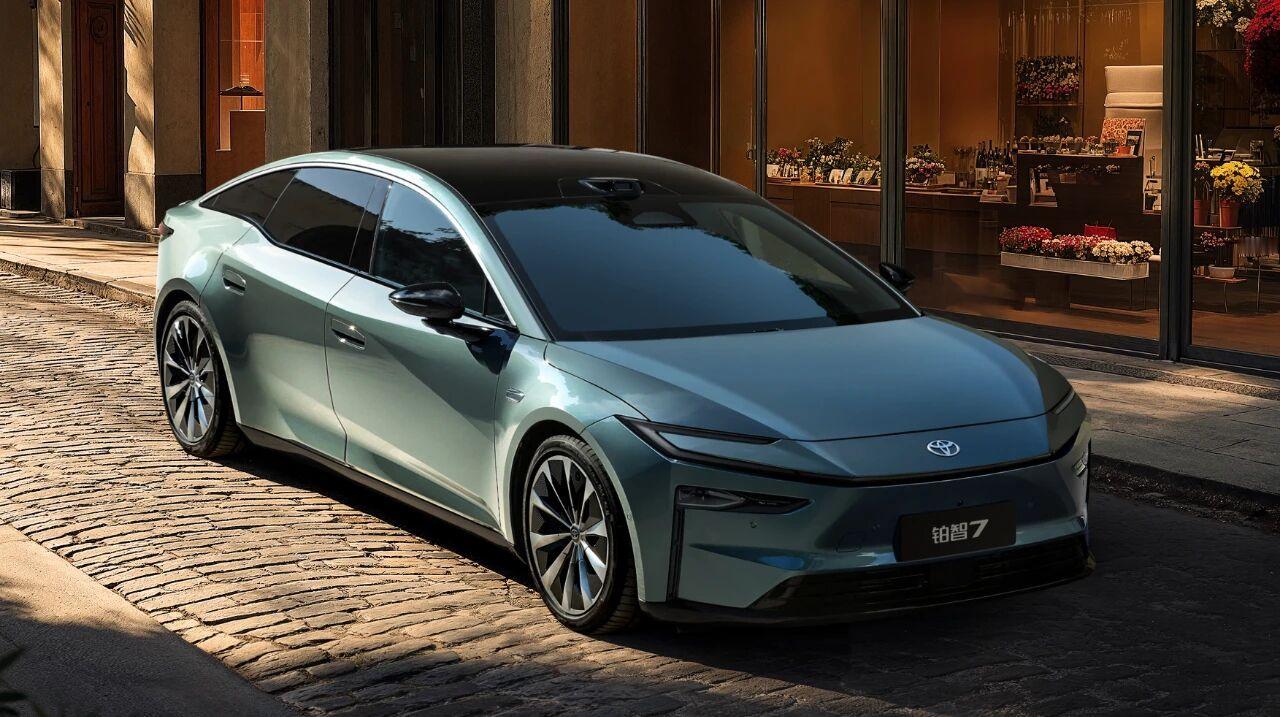 即将到来的广州车展，广汽丰田的两款重磅新车要发布：全新换代威兰达、铂智7。一台是