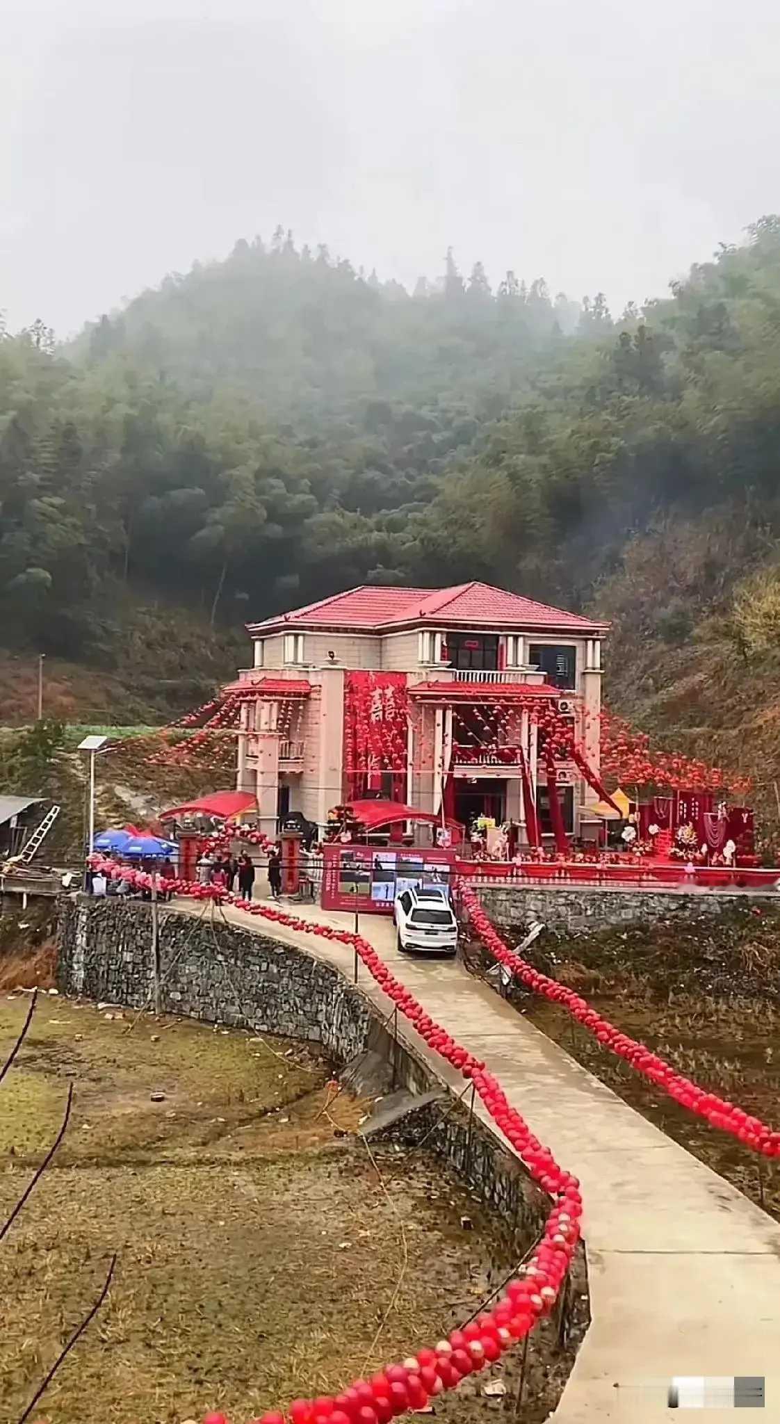 一场泥石流的后果