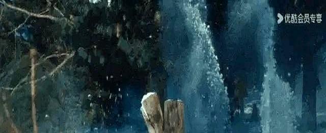 零下40度，副射手只能活90秒重机枪刚响，枪油就冻成糨糊。副射手把弹链塞进