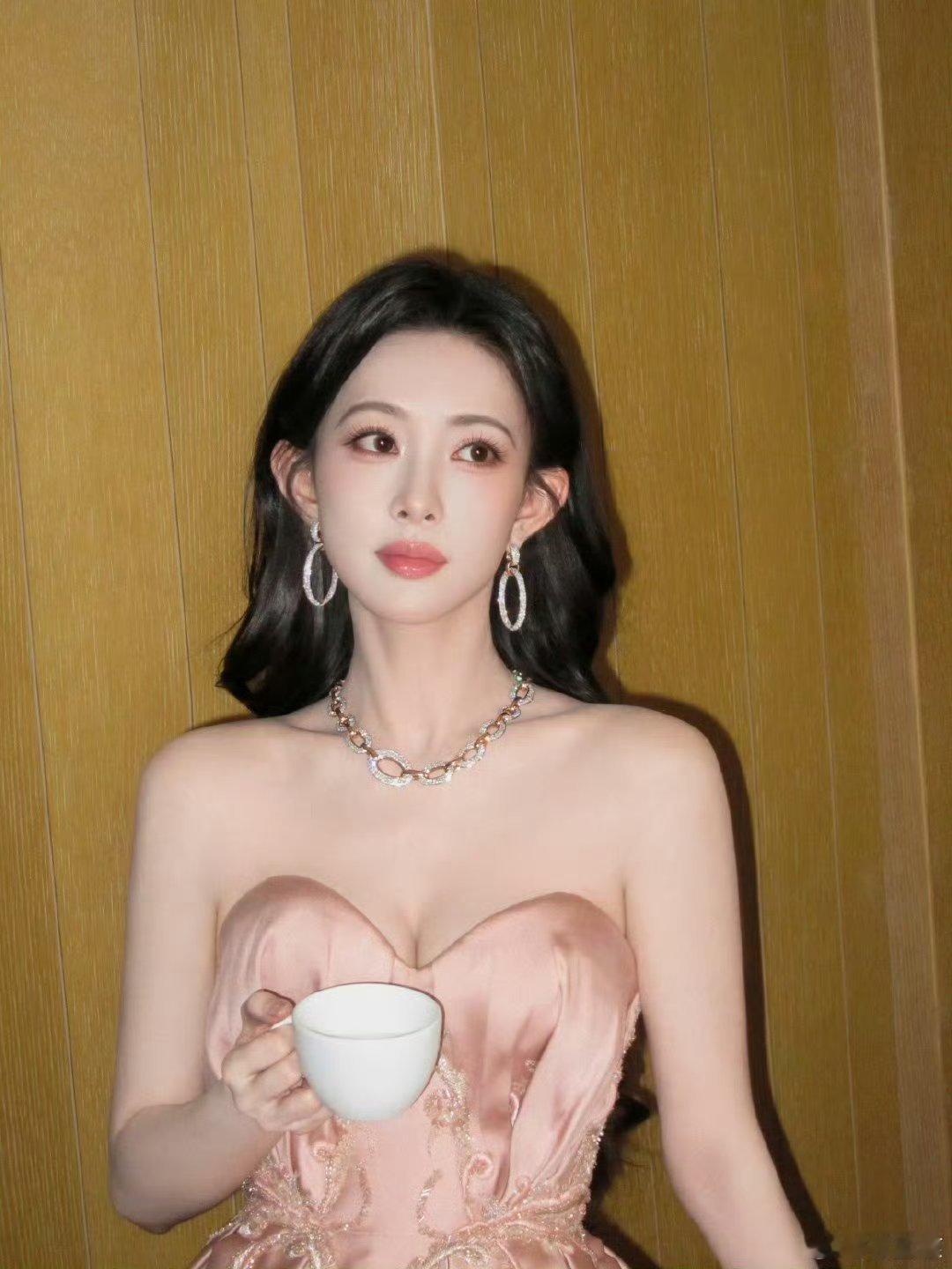 孟子义微博之夜粉色抹胸公主裙完全是甜心芭比好想看姐姐跳舞