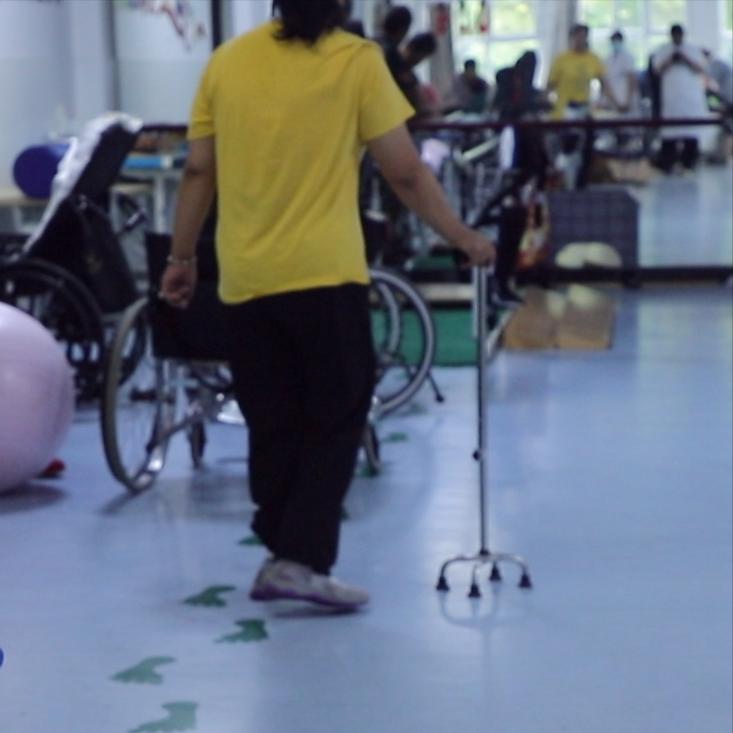 偏瘫练腿，这三个动作再想做也得忍住！否则伤关节、加重痉挛“我每天都让家人练抬
