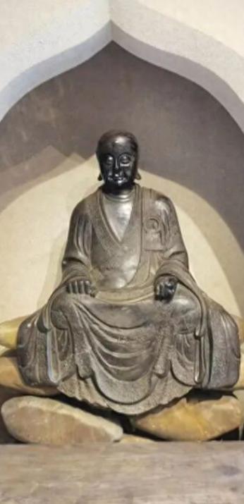 “必须严查！”7月3日大皖新闻报道，北京，游客逛一家民间博物馆，里面陈列的一尊铜