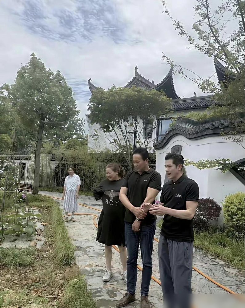 都说方媛是普通出身，靠一张脸嫁进豪门。可你见过哪个“普通娘家”，能让郭富城回回陪着住舅舅家？这回，真