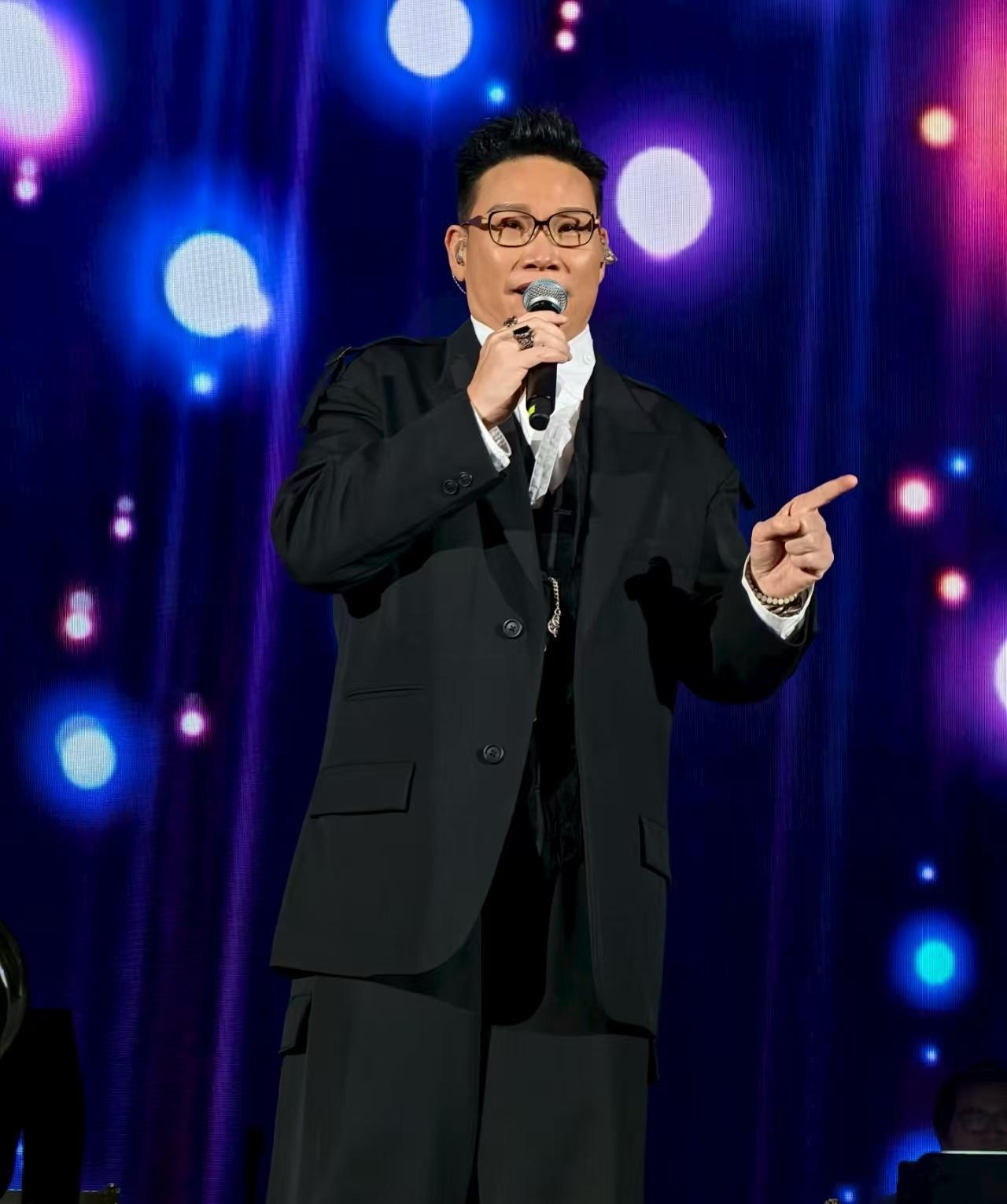 一觉醒来苏永康成全网最大的讨论焦点了吧不是他出新歌，也不是他上综艺，而是他1