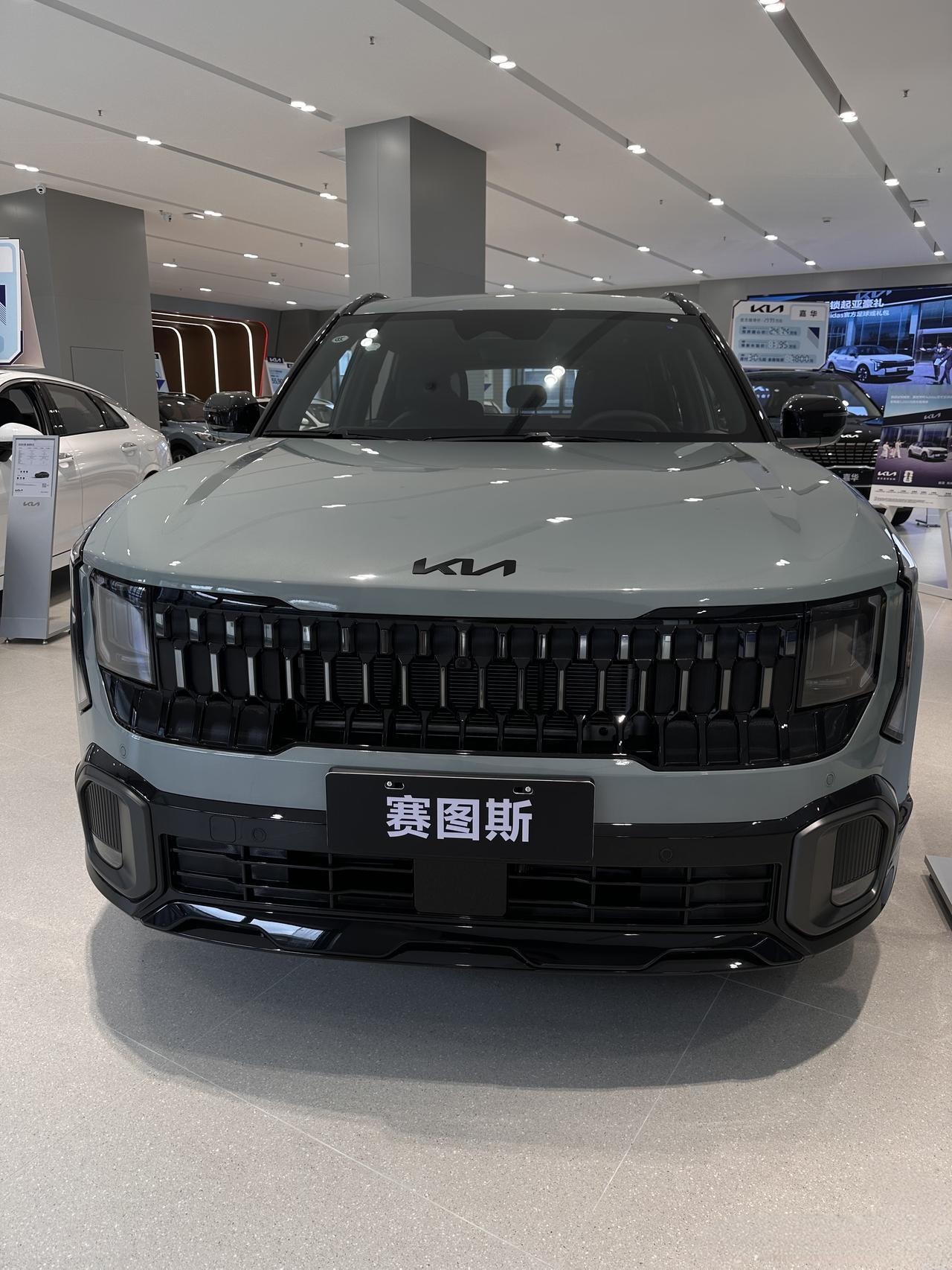 8万块的合资燃油SUV，给你装一块27英寸大屏加高通8295P芯片——起亚全新赛