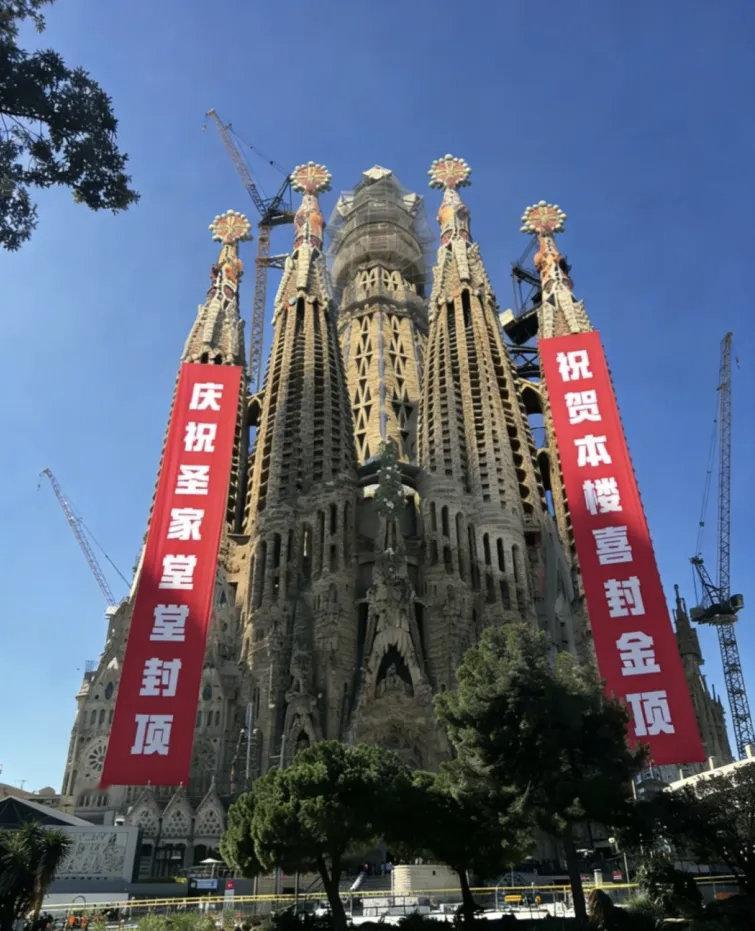 中国一些景区，审美是有点问题审美水平是要提升。景点搞得太俗了，就会和这几个图类似