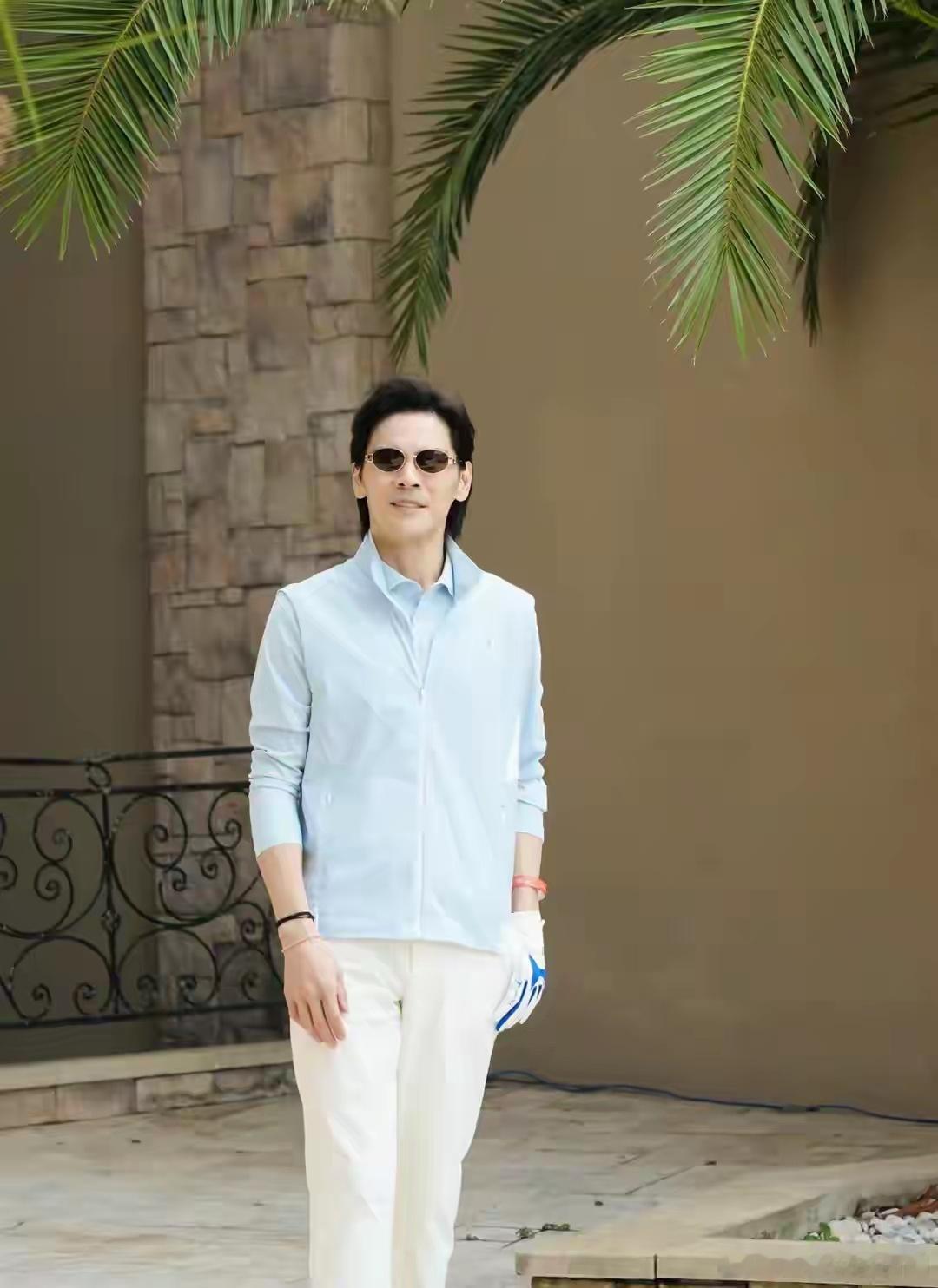 向佐把老婆的衣服穿完，现在开始模仿老爹了，真是儒雅又帅气最近，向佐出席活动时的造