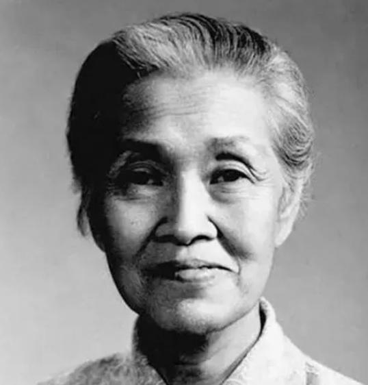 1964年协和医院妇产科产房门口推来了急诊手术车，年轻医生只等林巧稚查完房点头就