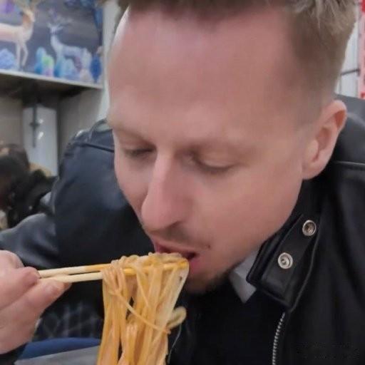 老外一年狂炫1亿螺蛳粉！3个出海爆火技巧，小生意也能冲全球柳州螺蛳粉也太牛