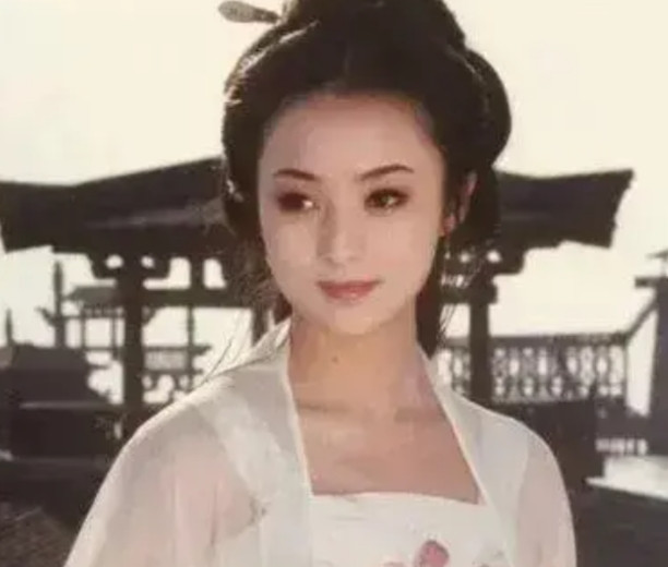 公元前473年，西施完成灭吴的任务，终于被接回越国。范蠡问：“西施该如何处置？”