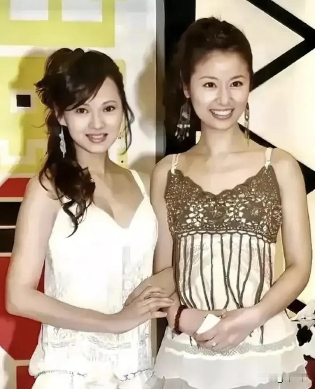 林心如和伊能静年轻时的合影，还是伊能静看起来比较生动有魅力，因为林心如是第一眼大