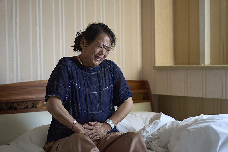 58岁母亲被32岁躺平女儿逼卖房：你家产早晚是我的，早给晚给有啥区别：58岁的张桂兰整宿整宿睁着眼睛