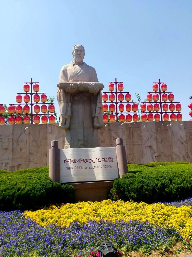 我们坐免费公交车来到清明上河园，买门票，70岁以上免费，60岁以上半价60元，成