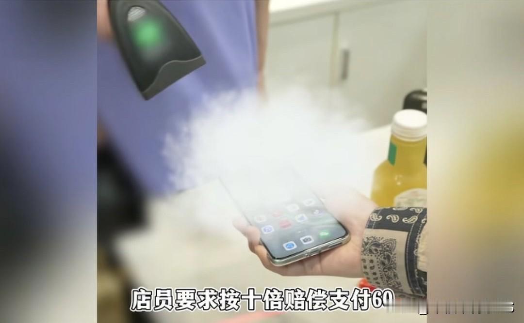 昆山一四岁小男孩，趁家长不注意拿了零食店前台俩泡泡糖。妈妈发现后立马带娃回去道歉