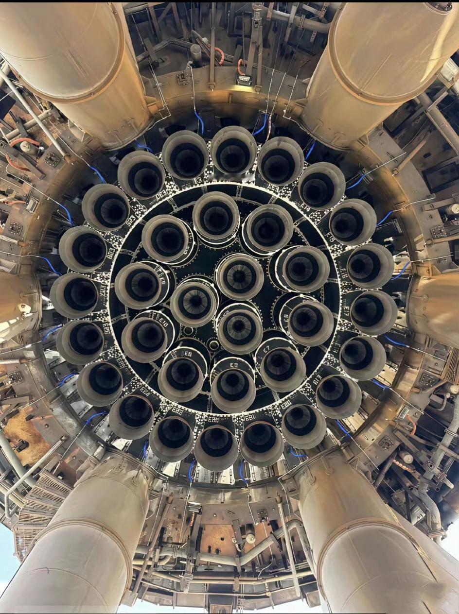 马斯克的第三代星舰上安装了33台猛禽发动机，确实很猛。1月27日，Space