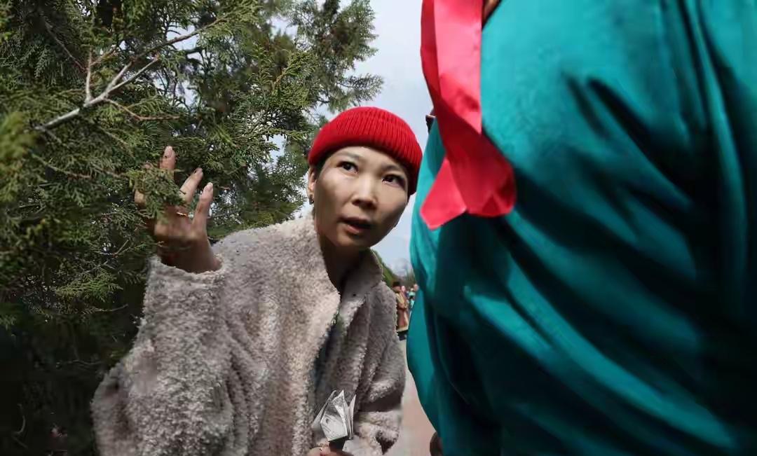 俄罗斯的卡尔梅克共和国，七万多平方公里，二十八万人。走在首府埃利斯塔的大街上