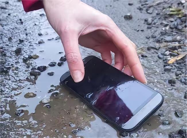 这就是手欠的下场！河南郑州，一高三男孩，父母给他买了部7700元手机，弄丢了，一