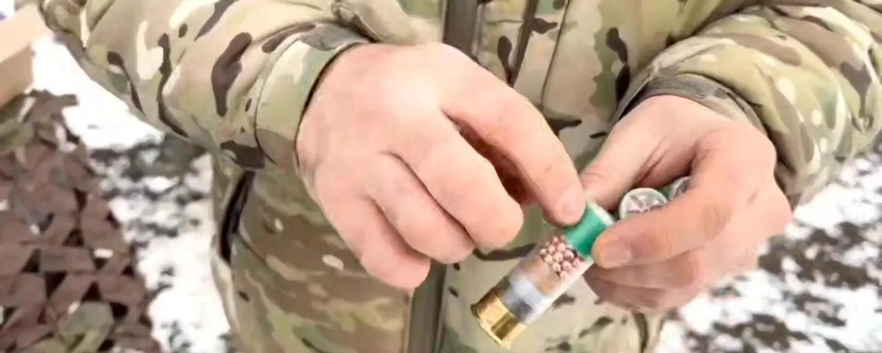 俄罗斯报道：研究出对付无人机的神器：多弹头子弹。子弹采用三段式弹头结构，子弹匣