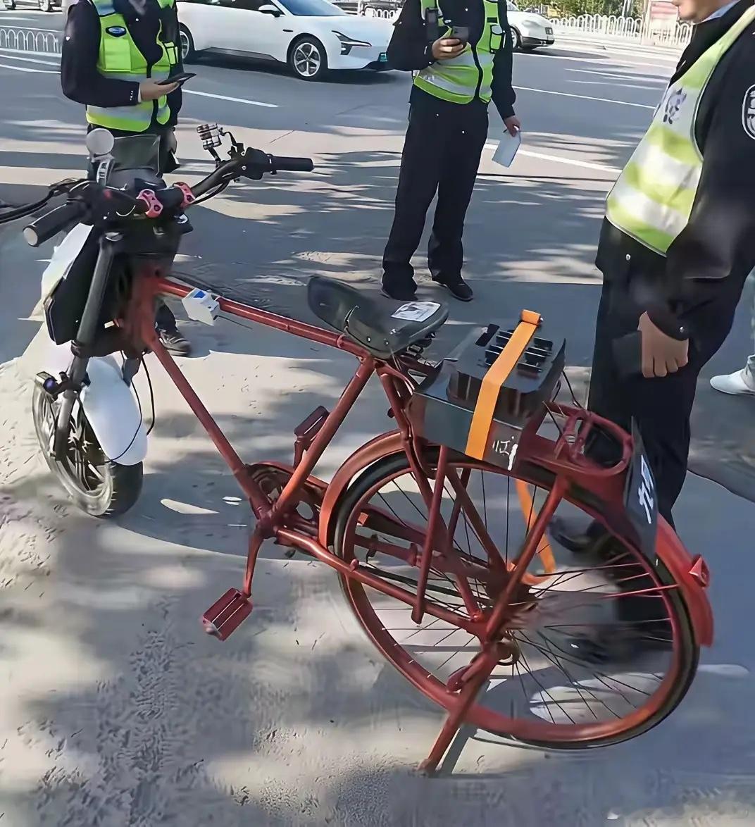 真是高手在民间呀！交警都笑了