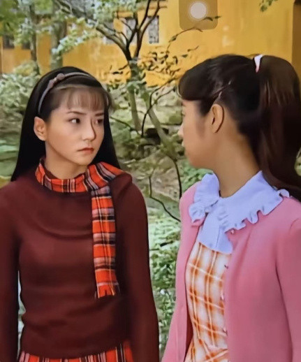 方瑜不愧是学美术的，围巾和裙子是呼应的