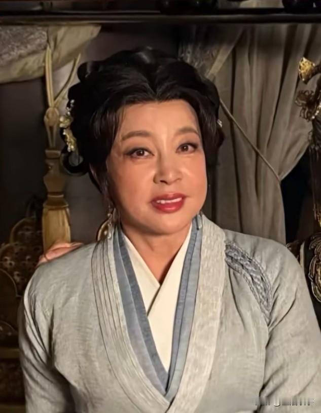 刘晓庆，都近80的人了，“清醒”点不行吗？……今天，又刷到刘晓庆当“小鲜肉”