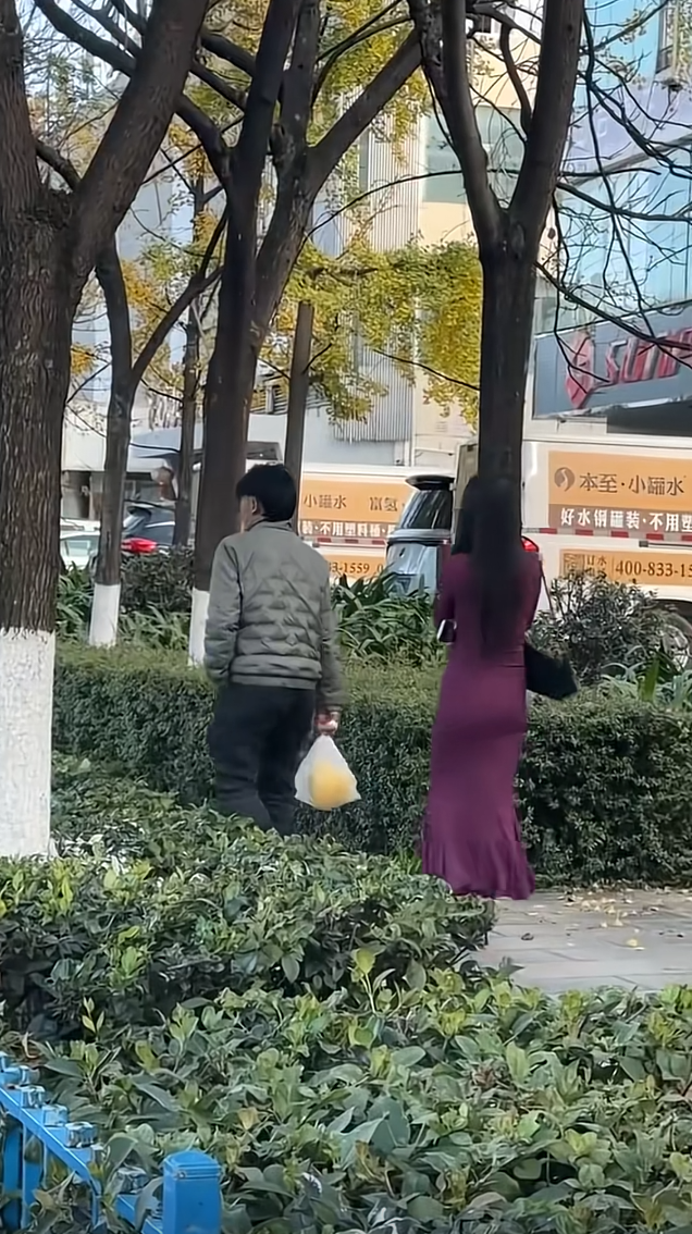 在路看到的，好幸福的两口子！