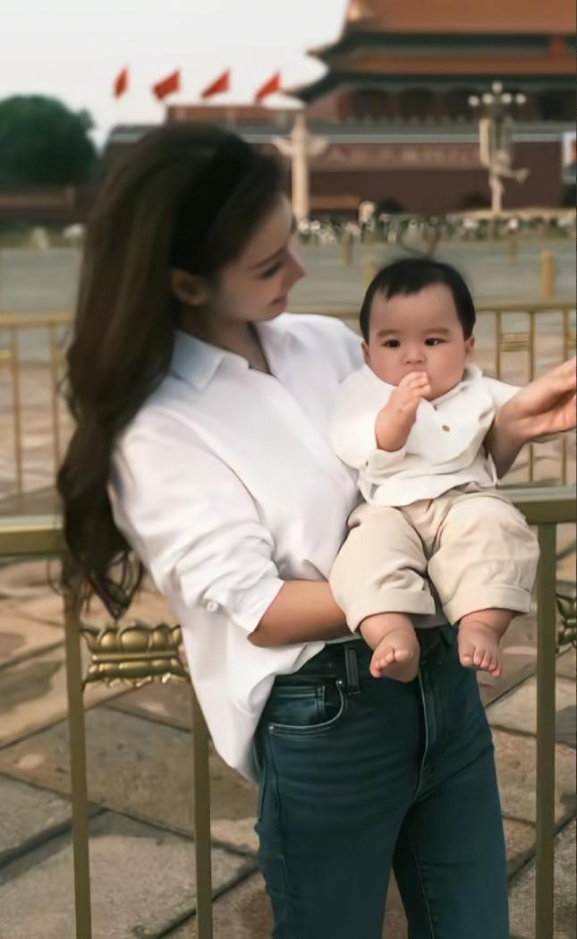 汪小菲儿子过的第一个国庆，妈妈带他打卡天安门，从细节可以看出，马筱梅三观很正，她