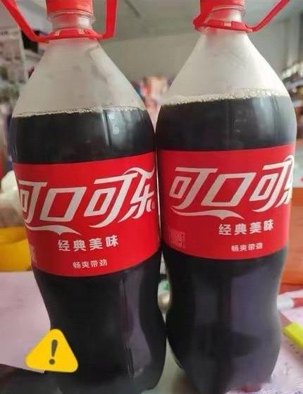 太奇葩了，今天去商店买东西。然后来了一个顾客。要了两瓶百事可乐，问了一下什么价格