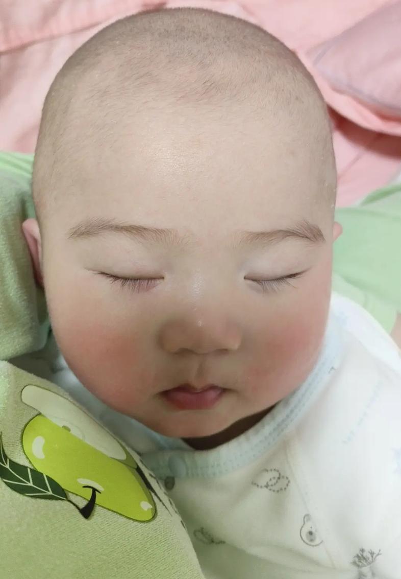 江苏溧阳，理发师给宝宝剪了个光头，圆溜溜的，还天庭饱满，爸爸原以为他很享受，结果