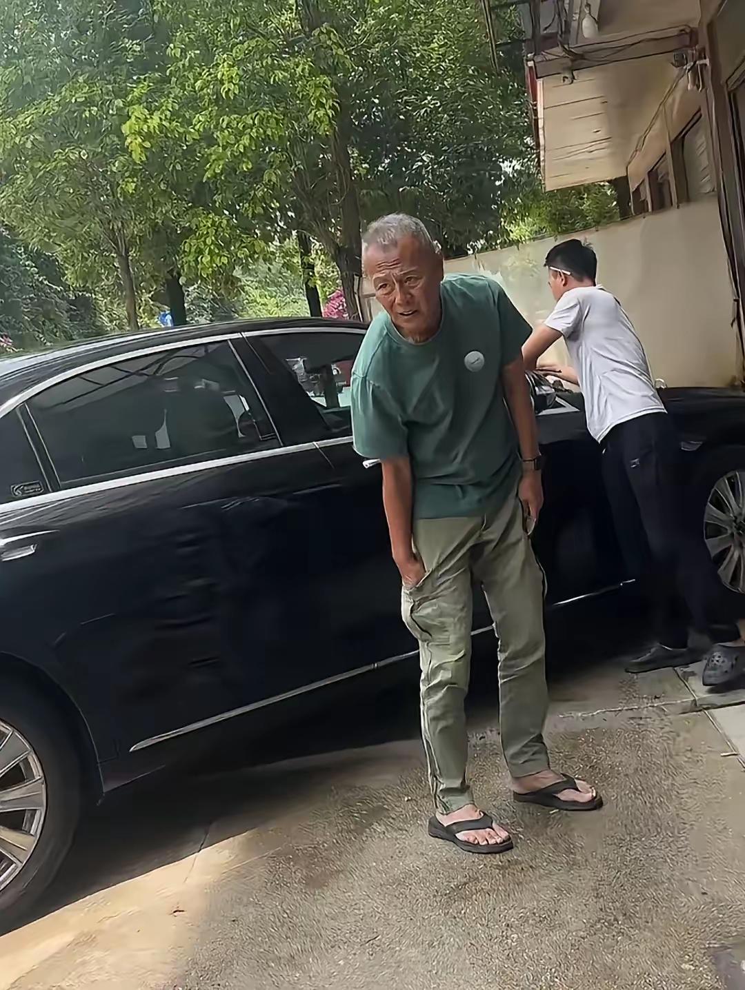 刘德凯琼瑶剧里的英俊小生，翩翩美男子，现在也成了普通的老头子了。岁月真是一把杀猪