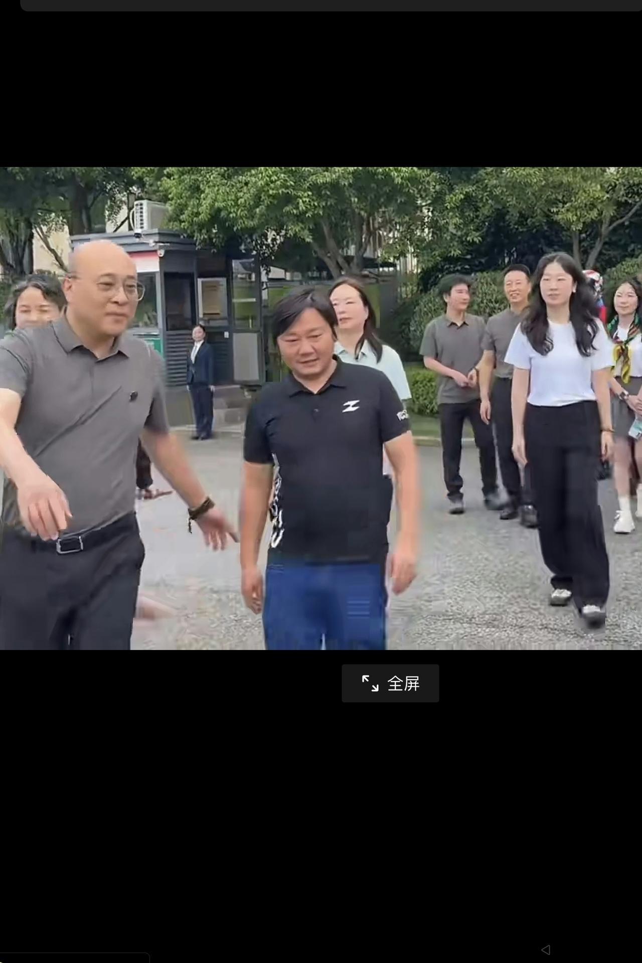 大家看看：张雪带领团队去儿子上学的学校参加运动会，是不是显的很腼腆、很谦逊的样子