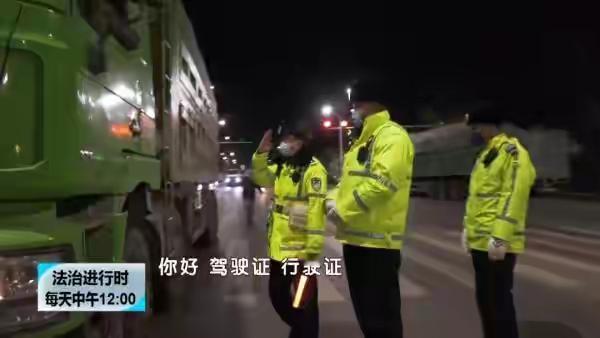 你能想象吗？在长安街中南海路口竟出现了卡车！这一画面让不少人惊愕不已，大家纷纷质