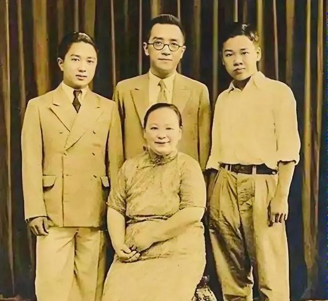 1962年，70岁的胡适病逝，10万人参加了他的葬礼。葬礼当天，江冬秀哭着问长子