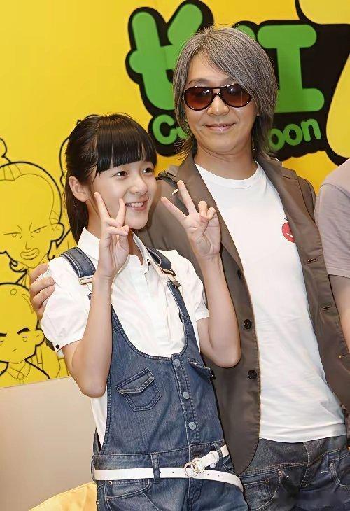 周星驰唯一的干女儿徐娇两人私下以"干爹干女"相称2006年徐娇在面试中被周星驰赏