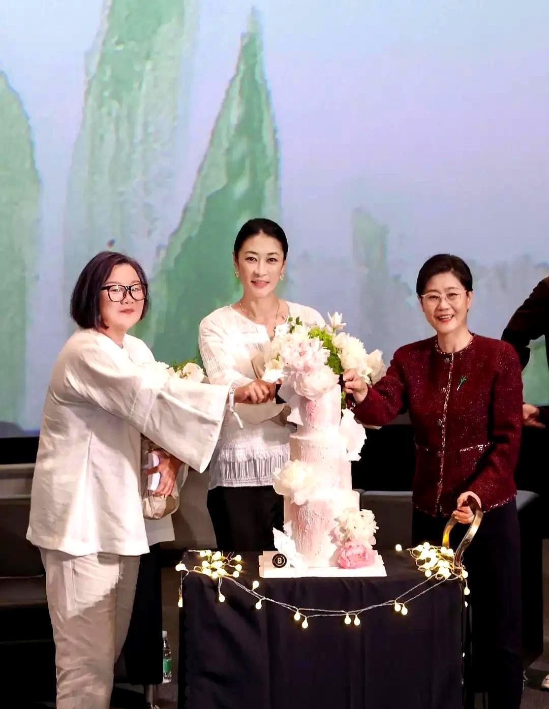 戛纳红毯，李少红突然“人间蒸发”，品牌方找疯了。品牌给你排满了行程，走红毯