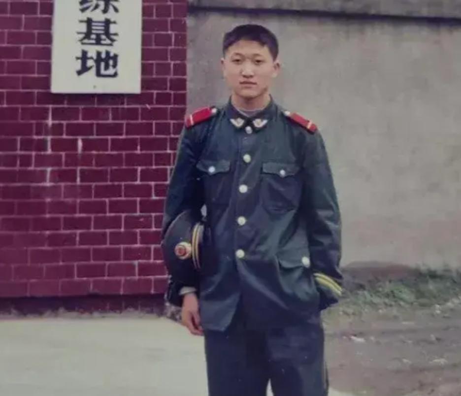 2006年，两名壮汉挟持了一名18岁的土家族女孩。女孩趁歹徒不注意，拼命向邻座一