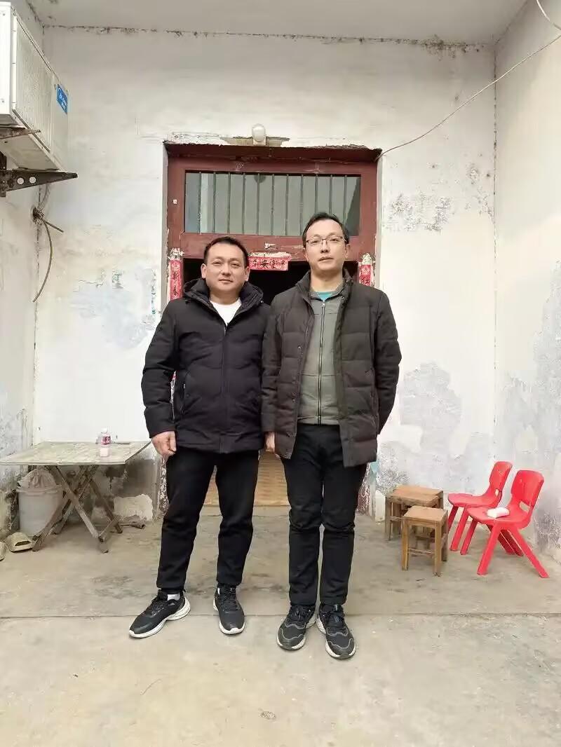 你有没有过这种感觉?在大城市里跑着跑着,突然就忘了自己为啥跑?周建军兄弟俩就是